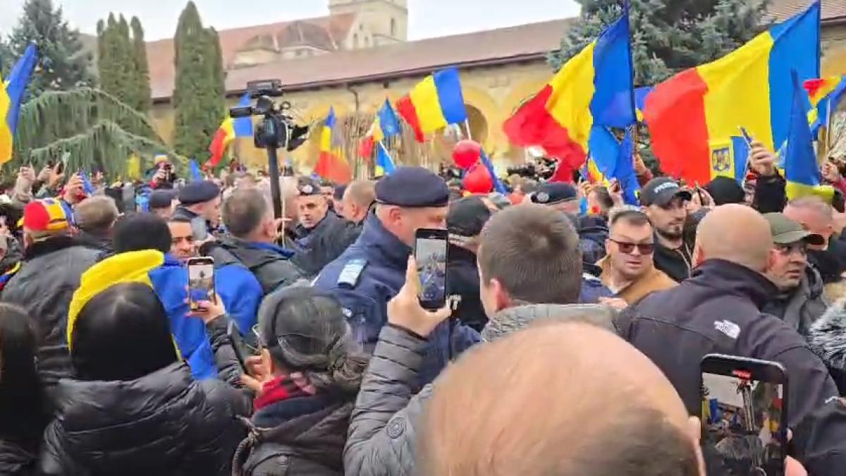 Sustinatorii lui Calin Georgescu au fortat intrarea in Catedrala