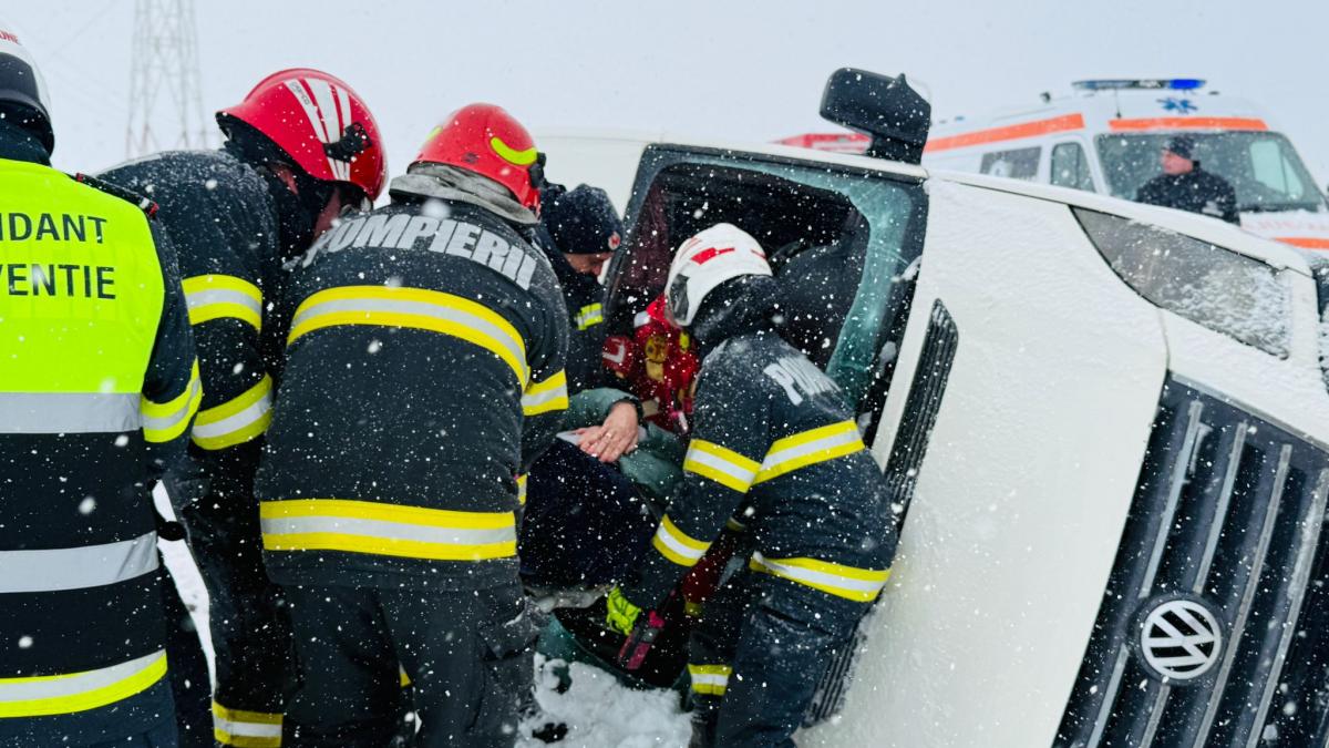 Accident in Giurgiu un microbuz cu 16 pasageri s a rasturnat A fost activat Planul Rosu