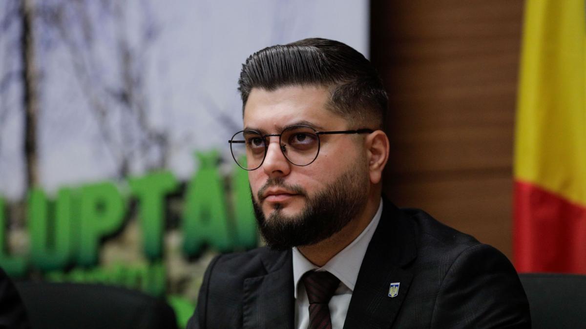 Adrian Cocos care a preluat atributiile lui Negoita deranjat de articolele despre nota sa la bacalaureat
