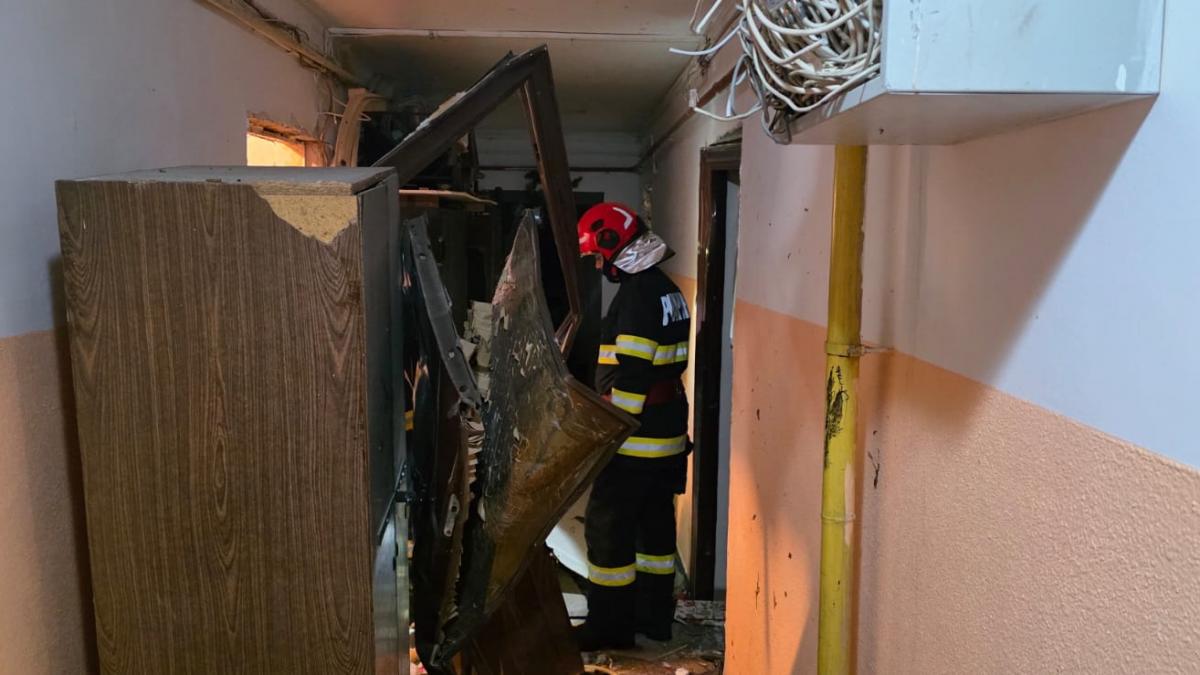Doi raniti si 50 de persoane evacuate dupa o explozie intr un bloc din Chitila sambata dimineata