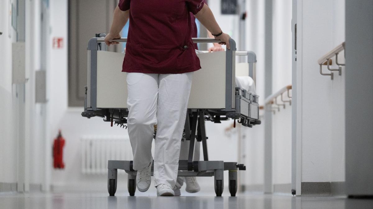 Medic de la un spital din Maramures agresat cu pumnul de ginerele unei paciente aduse in stare critica