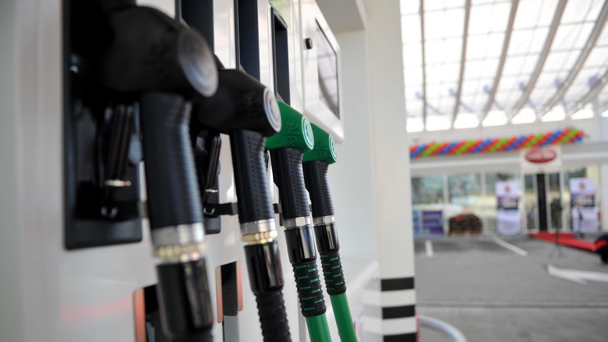 A treia incercare a Guvernului de a adopta OUG pentru reducerea pretului carburanilor Politicienii se 2