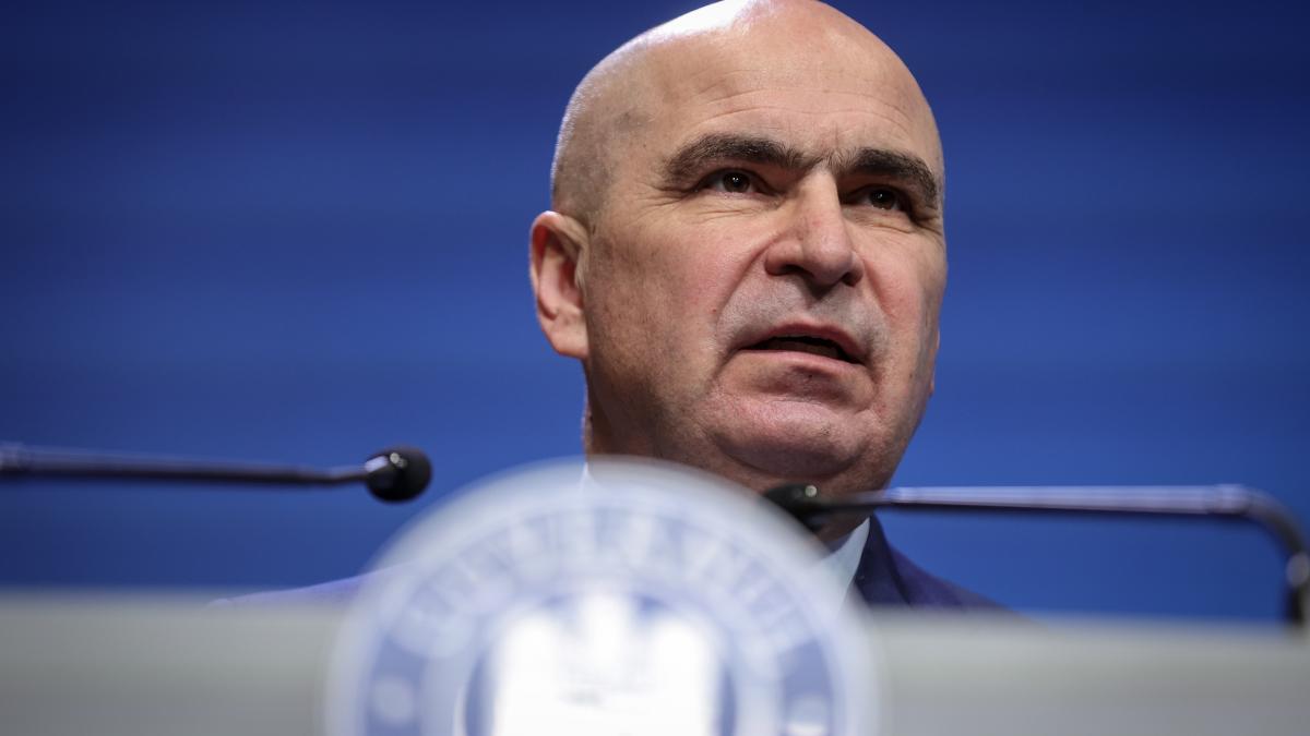 Bolojan anunta un fond de solidaritate pentru reducerea preturilor la carburani Companiile cu profituri