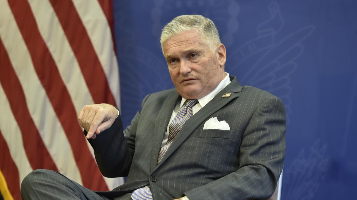 Fostii ambasadori americani la Bucuresti critica Romania pentru ca isi pastreaza tacerea in legatura cu