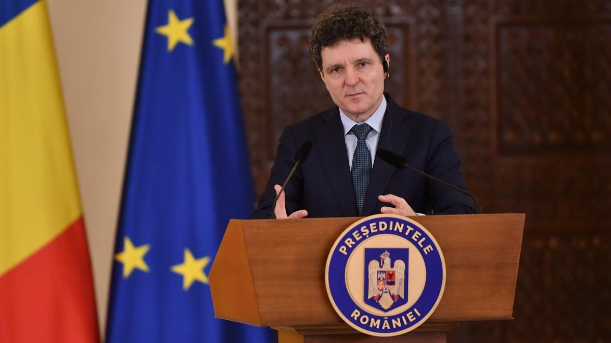 Nicusor Dan a semnat legerea care interzice agresorilor sexuali sa ocupe functii in scoli spitale sau