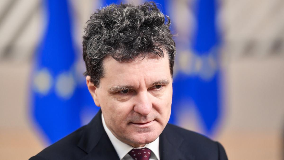 Nicusr Dan anunta ca va verifica daca fiica lui Ponta a fost scoasa din avionul cu repatriati la