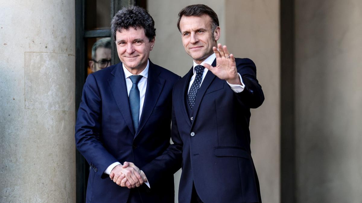Se solicita un referendum pentru a decide daca Romania ar trebui sa gazduiasca arme nucleare Nicusor Dan invitat sa