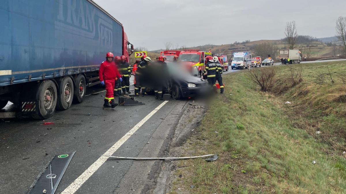 Tragedie la Cluj Cinci persoane si au pierdut viata intr un accident grav intre doua camioane si un automobil