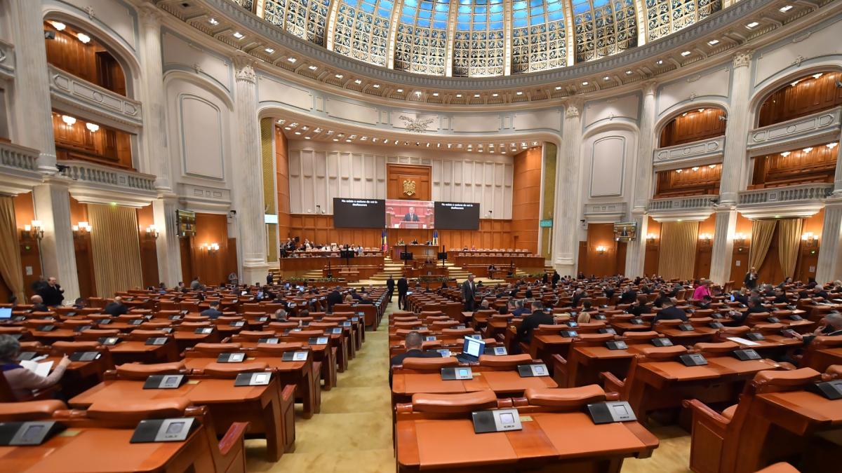 Trei deputati S O S Romania raman fara o parte din indemnizatie dupa scandalul recent din