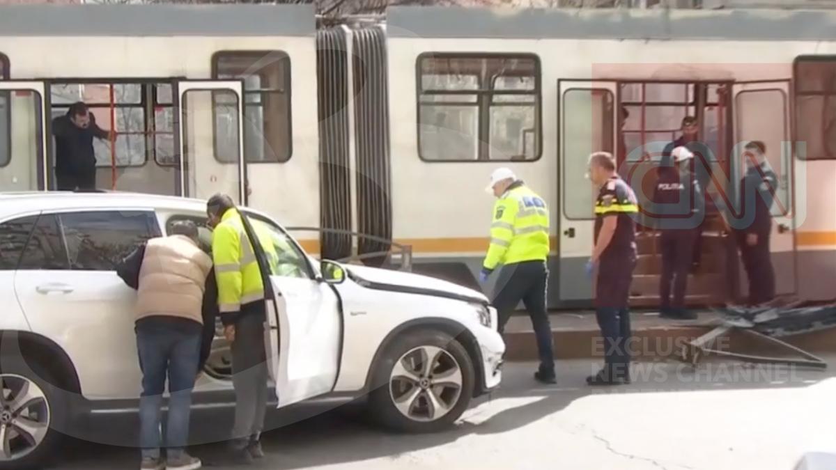 accident grav in bucuresti o masina a intrat intr un refugiu ranind trei pasageri si