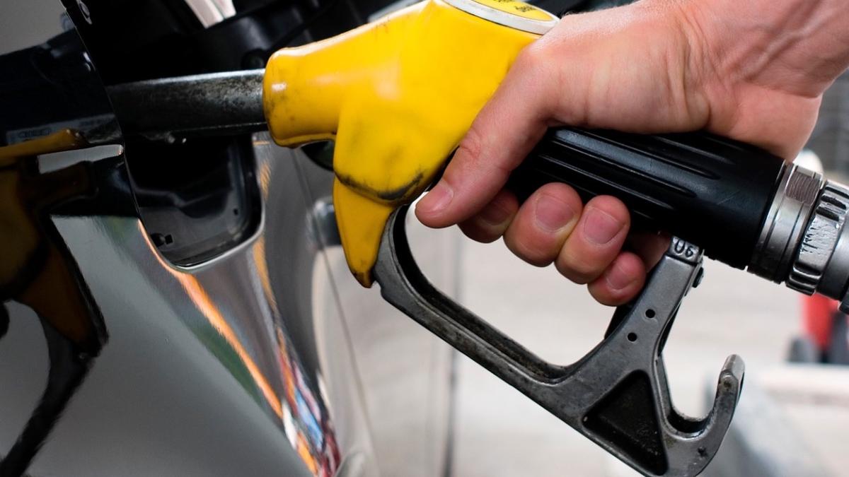 Bolojan a explicat de ce se ieftineste doar motorina nu si benzina Sprijina economia Companiile au