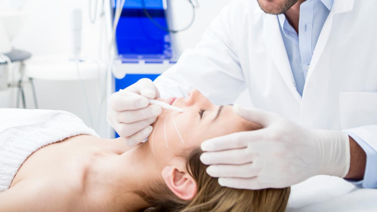 Colegiul Medicilor investigheaza medicul din Bucuresti la care a apelat o pacienta pentru o interventie de lifting