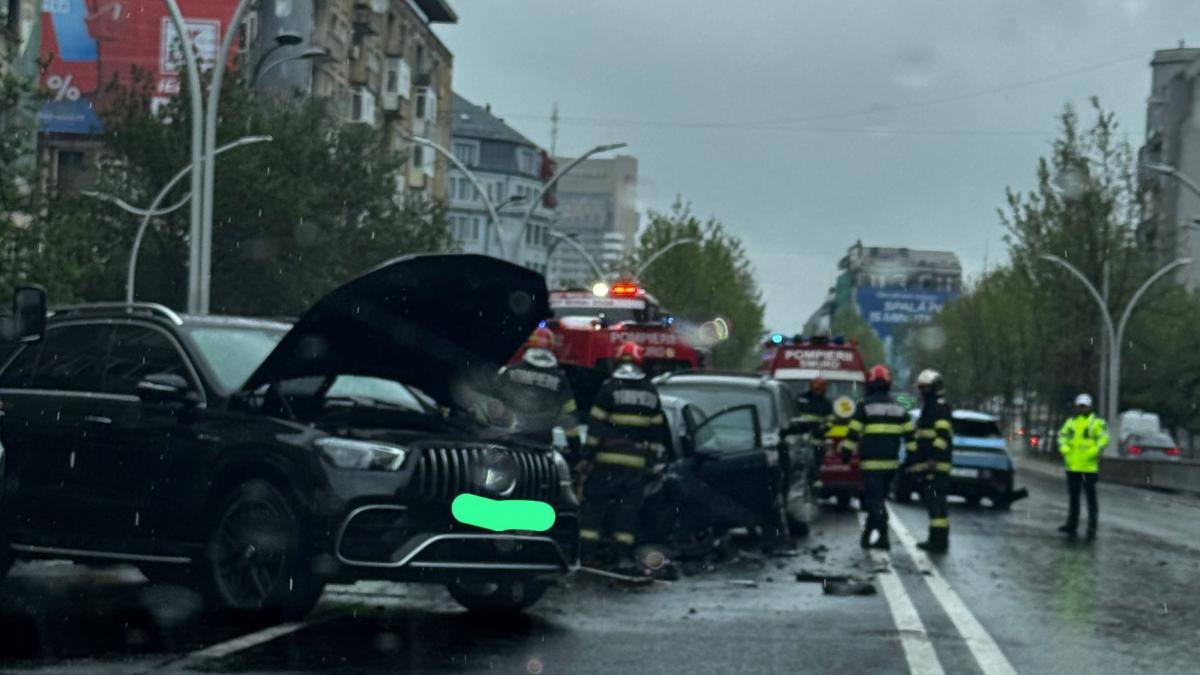 Trafic blocat pe cea mai importanta artera din centrul Bucurestiului A avut loc un accident cu patru vehicule