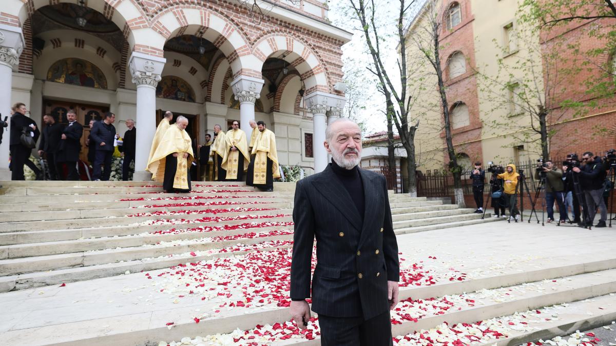 Becali a fost receipt singur la Cotroceni dupa ce a intarziat pentru a merge la biserica La final a