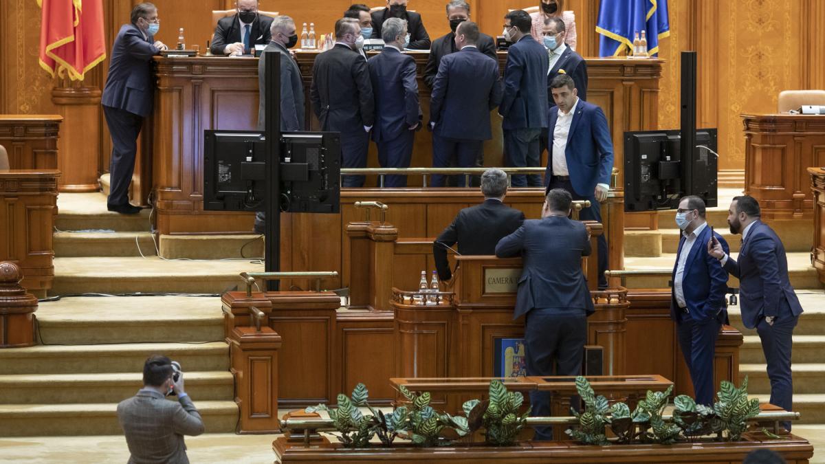 De cine depinde destinul Guvernului Bolojan Cum se aloca voturile in Parlament inainte de motiunea de