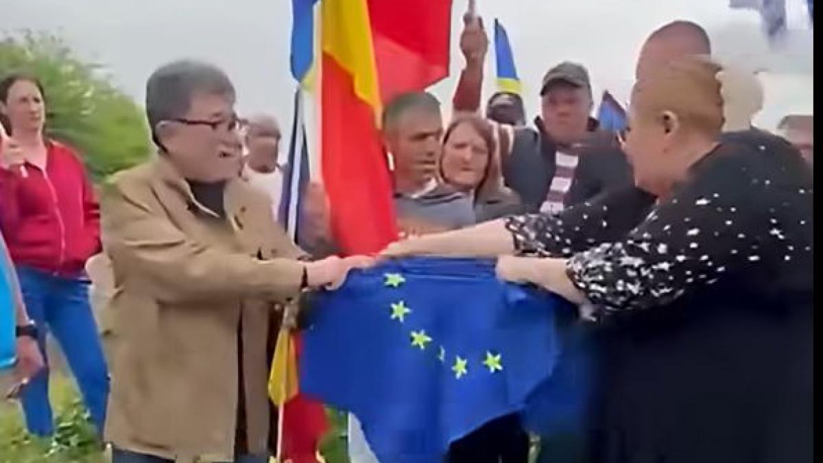 Diana Sosoaca a rupt steagul UE de Ziua Europei Ia ti partea ta si eu imi iau partea mea