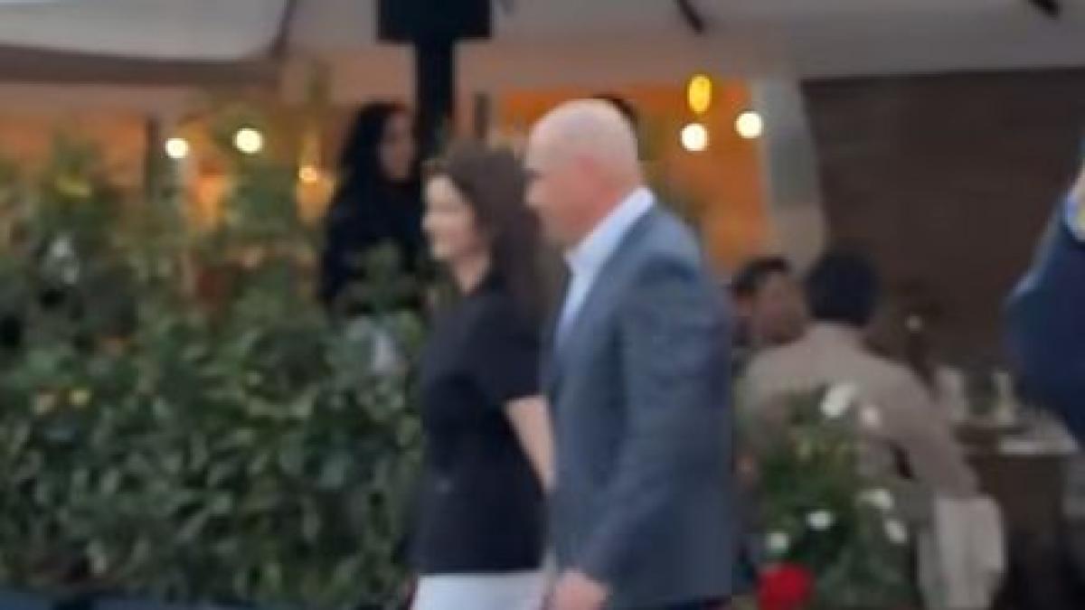 Ilie Bolojan a fost aplaudat in Cetatea Oradea cand a iesit dintr un restaurant impreuna cu partenera sa