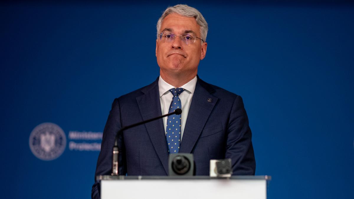 Ministrul Dragoș Pîslaru se plânge că salariul său este mic și este „susținut” de soție. Locul de... 4 Ministrul Dragos Pislaru se plange ca salariul sau este mic si este sustinut de sotie Locul de