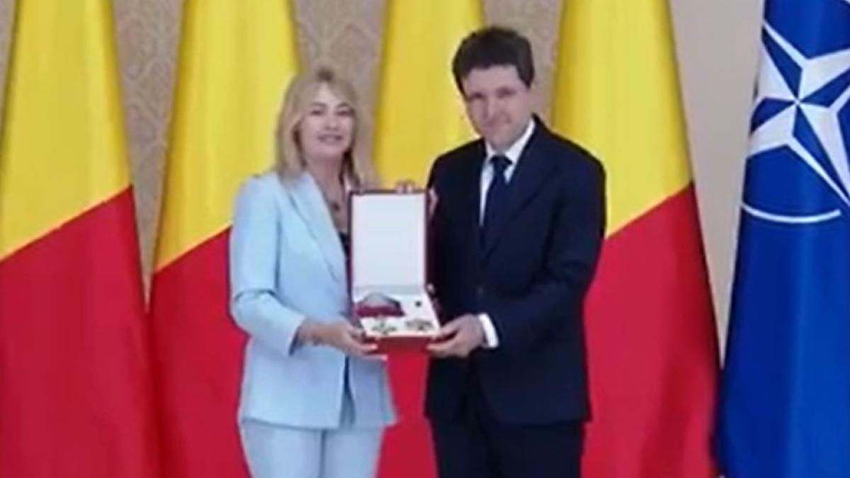 Nicuser Dan la decorarea Nadiei Comaneci Va felicitar ca nu ati fost coplesita de glorie