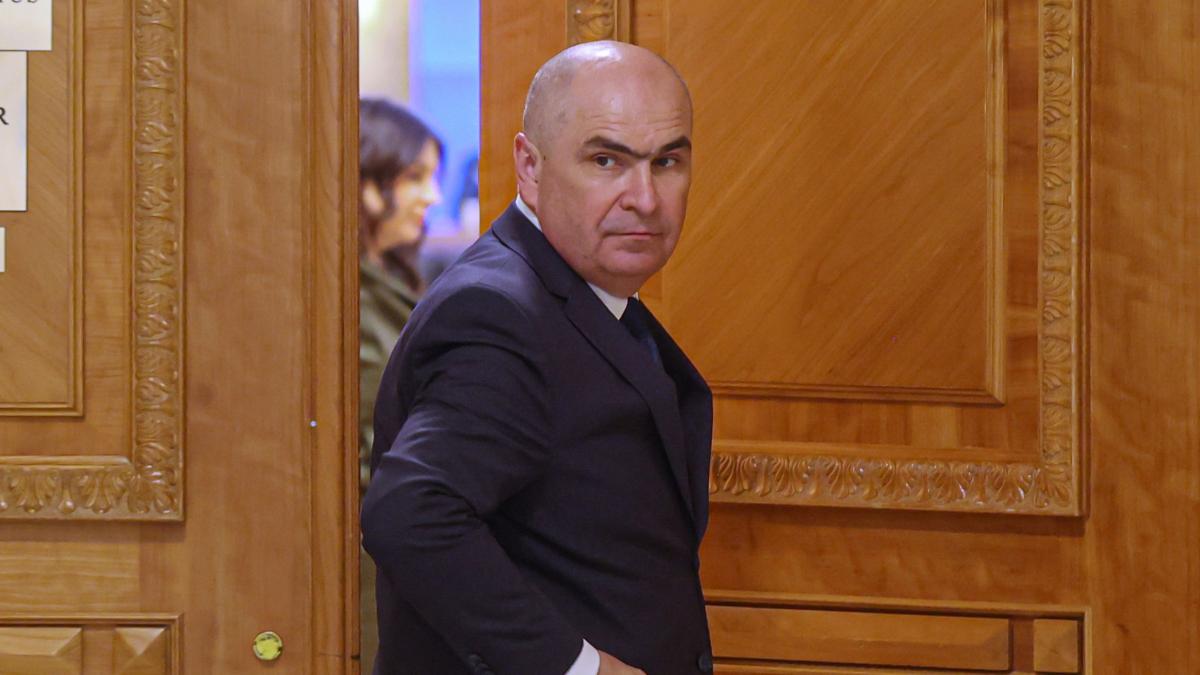 PSD il acuza pe Bolojan ca angajeaza pile si apropiati in institutiile publice soferi