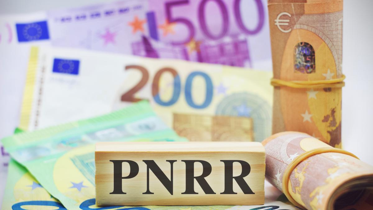 Angajatii care administreaza fonduri europene vor fi evaluati lunar Sporul de 40 va fi oferit doar