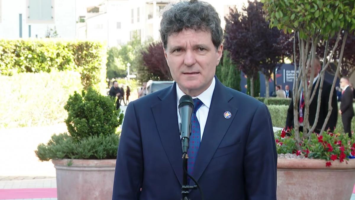 Nicuşor Dan a adus o coroană de flori la Monumentul închinat memoriei victimelor Mineriadei din 1990. 2 Nicuor Dan a aduce o coroana de flori la Monumentul inchinat memoriei victimelor Mineriadei din 1990