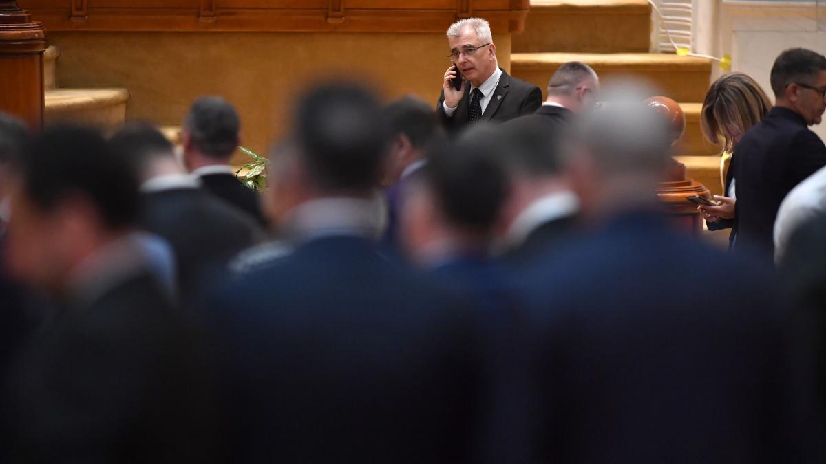 Peiu anunță că parlamentarii AUR se vor abține de la votul pentru Guvernul Veștea: "Nu vom vota un... 2 Peiu anunta ca parlamentarii AUR se vor abtine de la votul pentru Guvernul Vestea Nu vom vota un