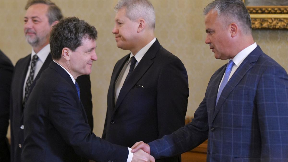 Premierul desemnat Adrian Veștea anunță sursele de voturi pentru aprobarea Guvernului în Parlament. 2 Premierul desemnat Adrian Vestea anunta sursele de voturi pentru aprobarea Guvernului in Parlament