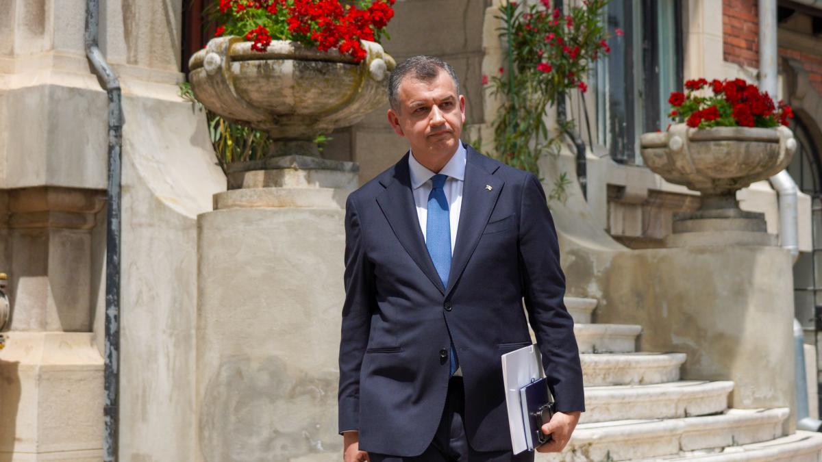 "Sunt deschis să discutăm fiecare nume din cabinet." Compromisul lui Eugen Tomac pentru deblocarea... 2 Sunt deschis sa discutam fiecare nume din cabinet compromisul lui eugen tomac pentru deblocarea