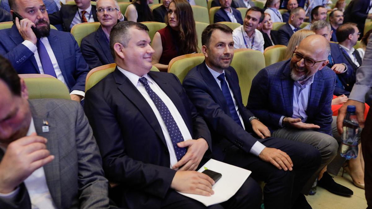 Surse: Eugen Tomac încearcă să convingă USR și UDMR să susțină Guvernul său. Le propune chiar și... 2 Surse Eugen Tomac incearca sa convinga USR si UDMR sa sustina Guvernul sau Le propune chiar si
