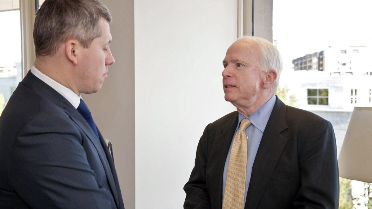 Catalin Predoiu posteaza o fotografie cu John McCain Se pregatesc mari schimari Timpul cand Romania avea greutate