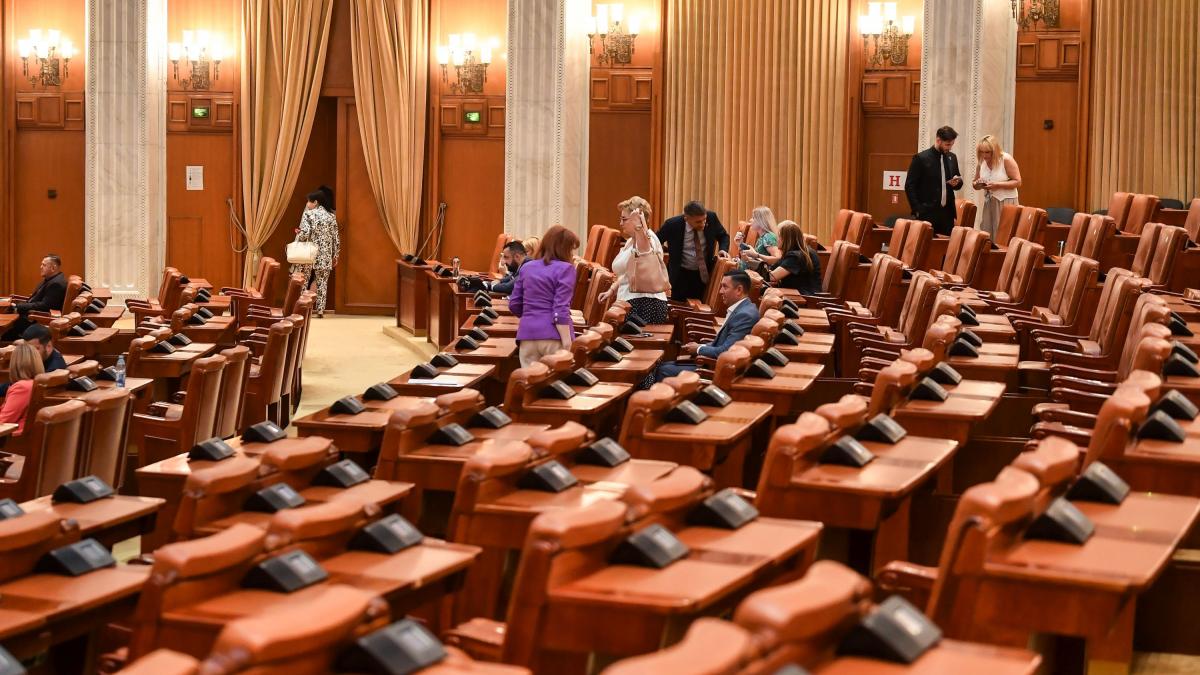Demnitarii nu mai sunt obligați să declare banii cash în declarațiile de avere. A fost adoptat un amendament... 2 Demnitarii nu mai sunt obligati sa declare banii cash in declaratiile de avere A fost adoptat un amendament