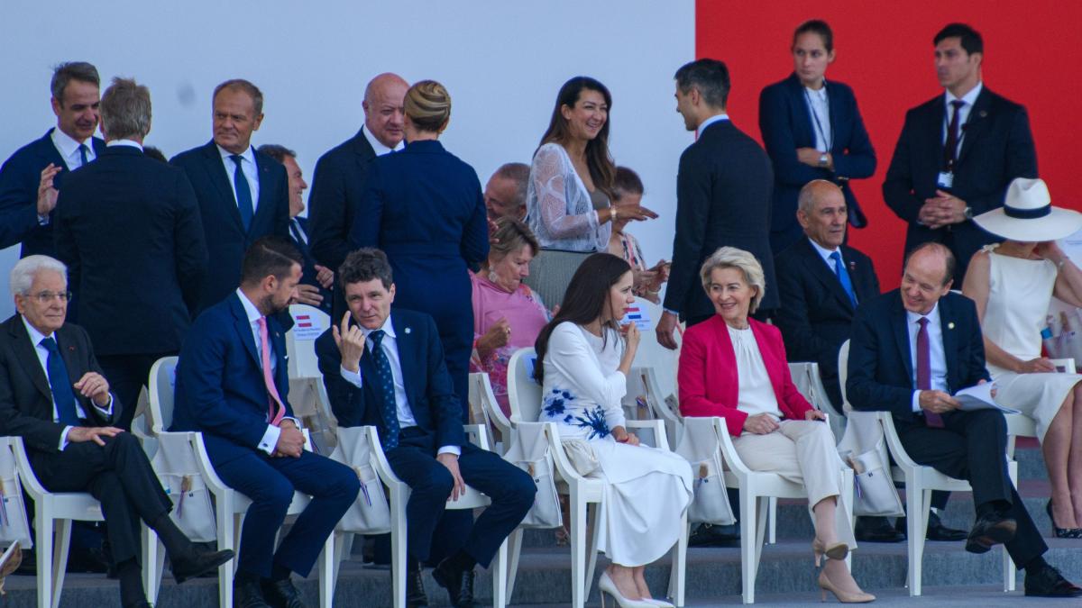 Imagini cu Nicușor Dan și Mirabela Grădinaru din tribuna oficială a paradei de la Paris. Prima... 3 Imagini cu Nicusor Dan si Mirabela Grdinaru din tribuna oficiala a paradei de la Paris Prima