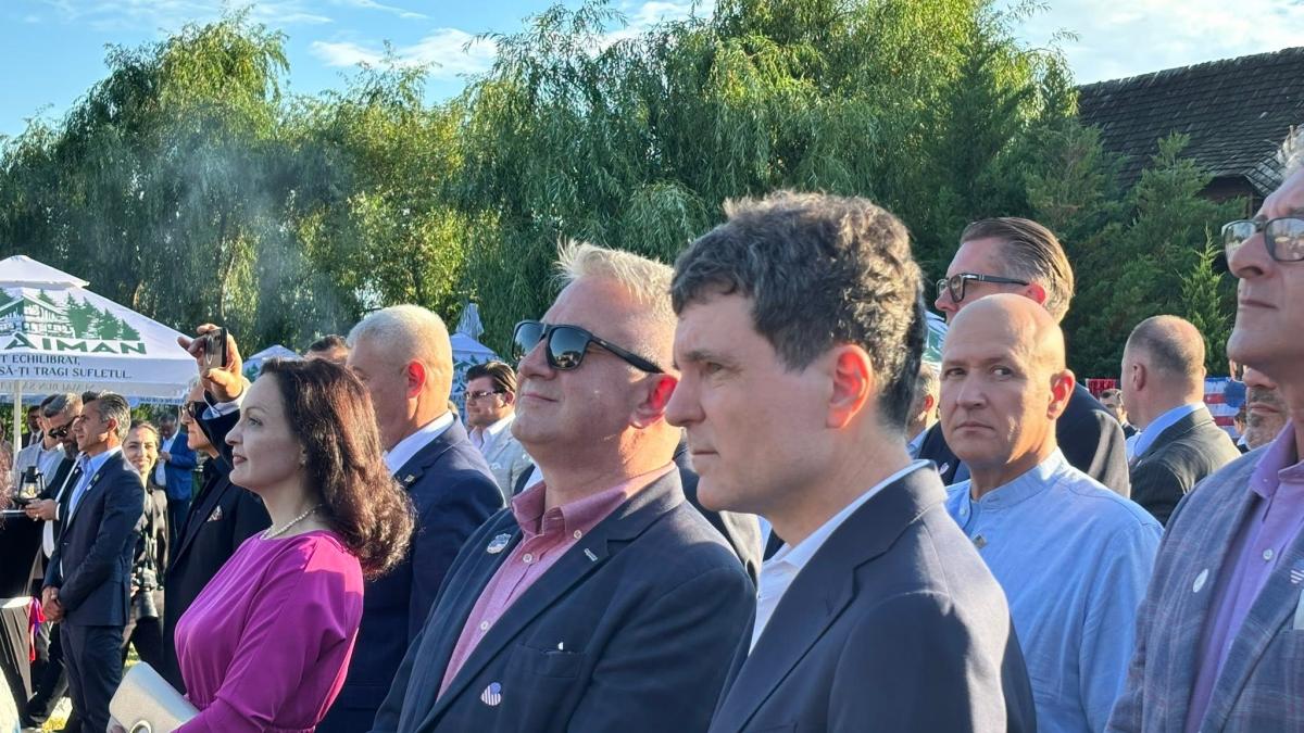 Imagini cu președintele Nicușor Dan la un eveniment dedicat Zilei Independenței Statelor Unite, la... 2 Imagini cu presedintele Nicusor Dan la un eveniment dedicat Zilei Independentei Statelor Unite la