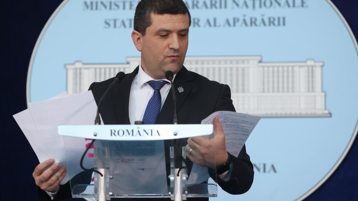Miruță: Comandantul de la Murfatlar își deconta pantofii și hainele din contabilitatea unității. 3 Miruta Comandantul de la Murfatlar isi deconta pantofii si hainele din contabilitatea unitatii