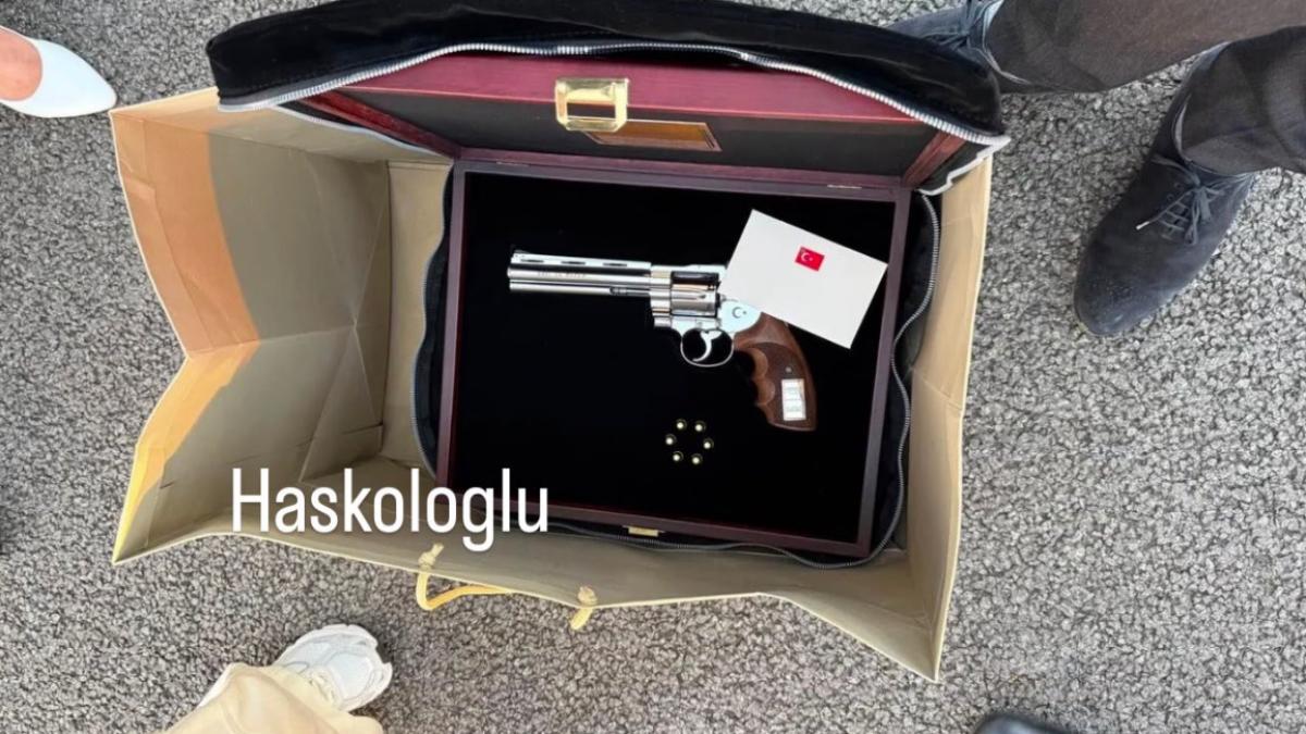 Nicușor Dan a primit de la Erdogan un pistol Gumusay și gloanțe. Ce a făcut președintele cu arma? 2 Nicusior Dan a primit de la Erdogan un pistol Gumusay si gloante Ce a facut presedintele cu arma