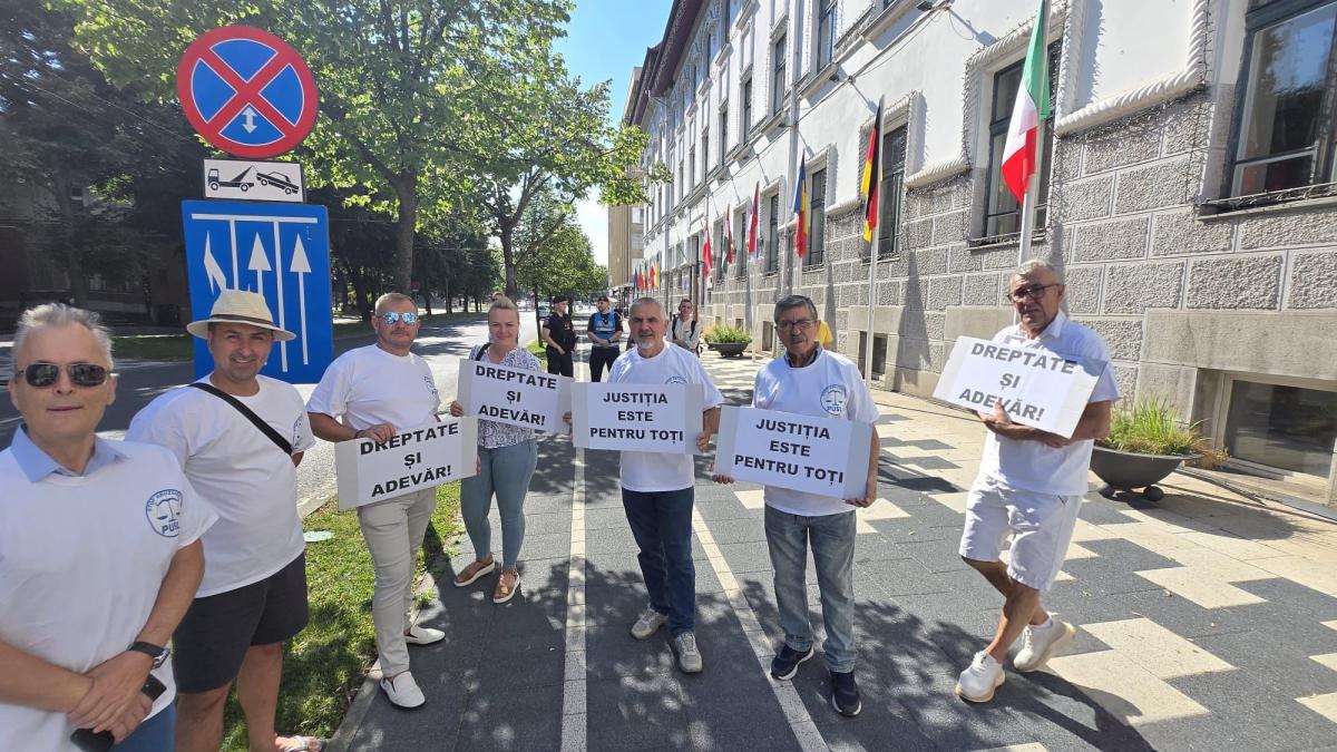 PUSL protestează la Primăria Timișoara și îi solicită lui Dominic Fritz să respecte legea 2 PUSL protesteaza la Primaria Timisoara si ii solicita lui Dominic Fritz sa respecte legea