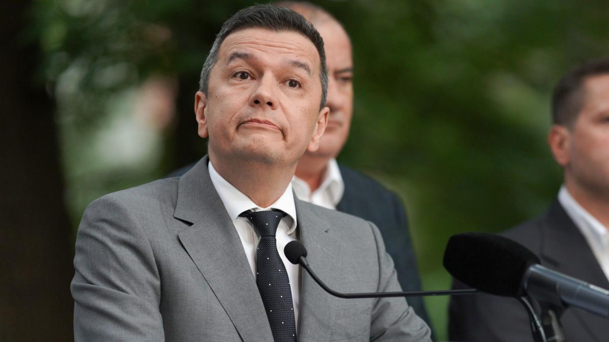 Sorin Grindeanu s-a dus la registratura Parlamentului pentru a verifica dacă au fost depuse proiectele din PNRR. 2 Sorin Grindeanu s a dus la registratura Parlamentului pentru a verifica daca au fost depuse proiectele din PNRR
