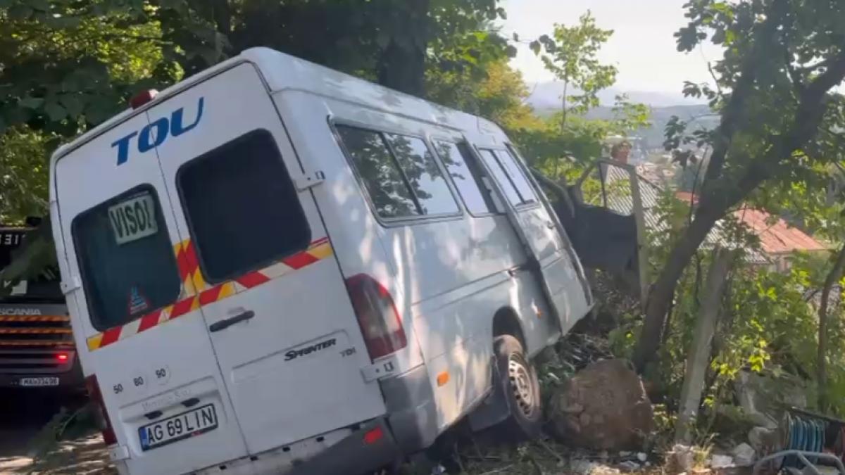 plan rosu de interventie in arges un microbuz cu 16 pasageri a fost implicat intr o coliziune cu un copac surse in