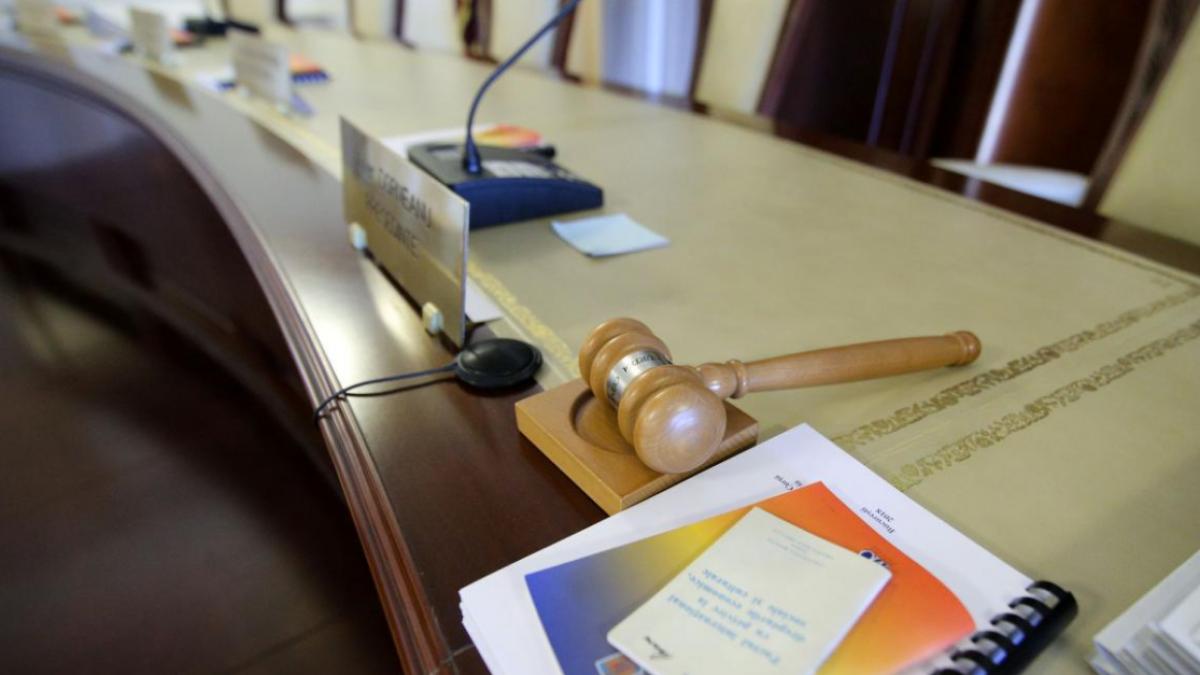 CCR se intruneste din nou pentru Legea ANI Sesizarile pun in discutie amendamentul AUR legat de averile partenerelor si amendamentul Fritz