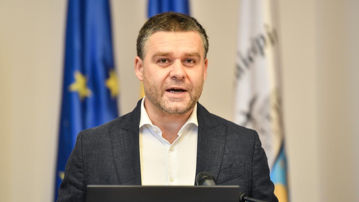 Ciprian Ciucu se implică în scandalul merdenelelor: „Este loc și pentru croissant” 2 Ciprian Ciucu se implica in scandalul merdenelelor este loc si pentru croissant