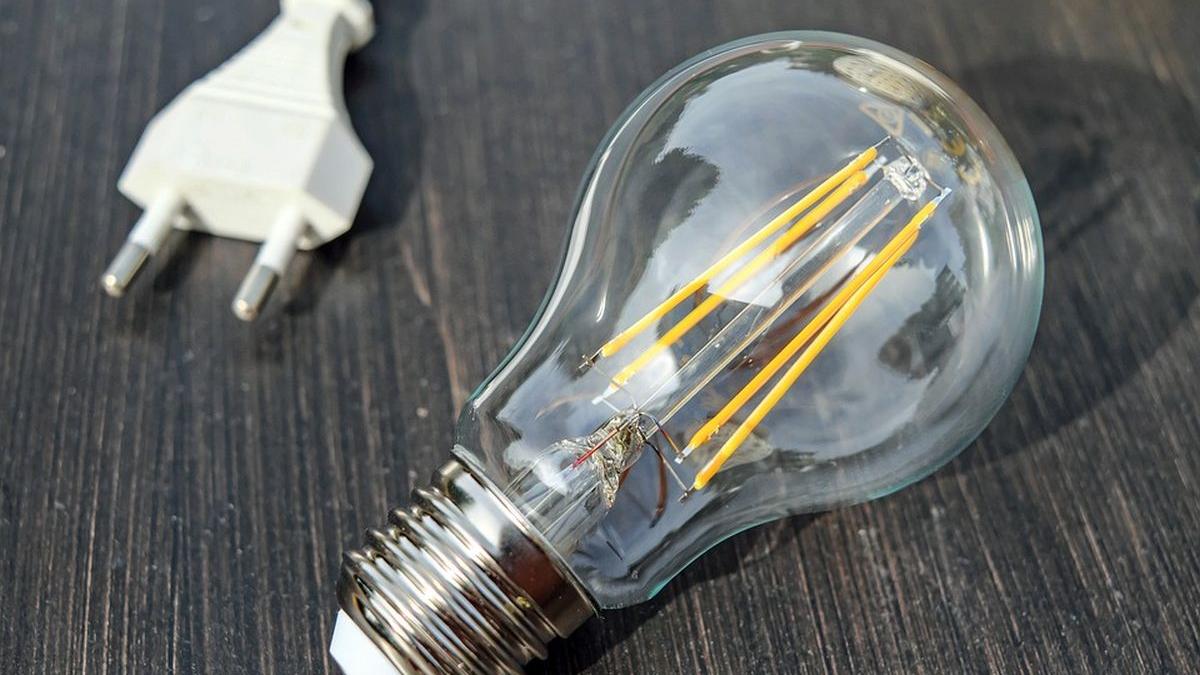 Cum economiseste Bolojan la energie Afirm c nu aprinde becul i aerul condiionat Ajung tardiv
