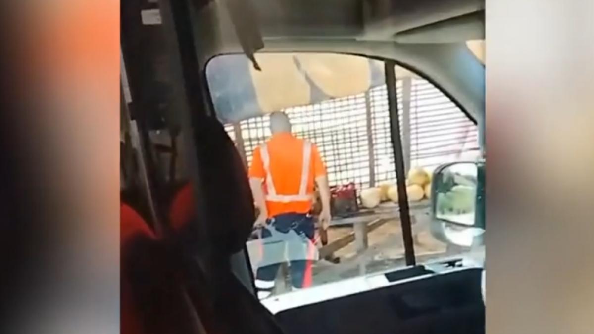 Imagini socante in Bacau Echipajul unei ambulante impreuna cu doi copii sa oprit pe marginea drumului