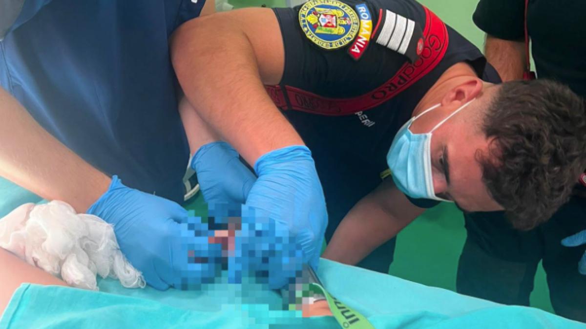Un copil de 2 ani din Reghin a ramas cu mana prinsa in tocator Pompierii au intervenit pentru