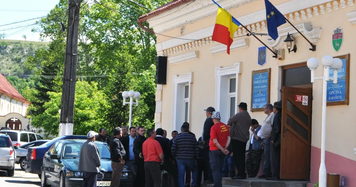 Comasarea localităților mici: un singur funcționar într-un birou